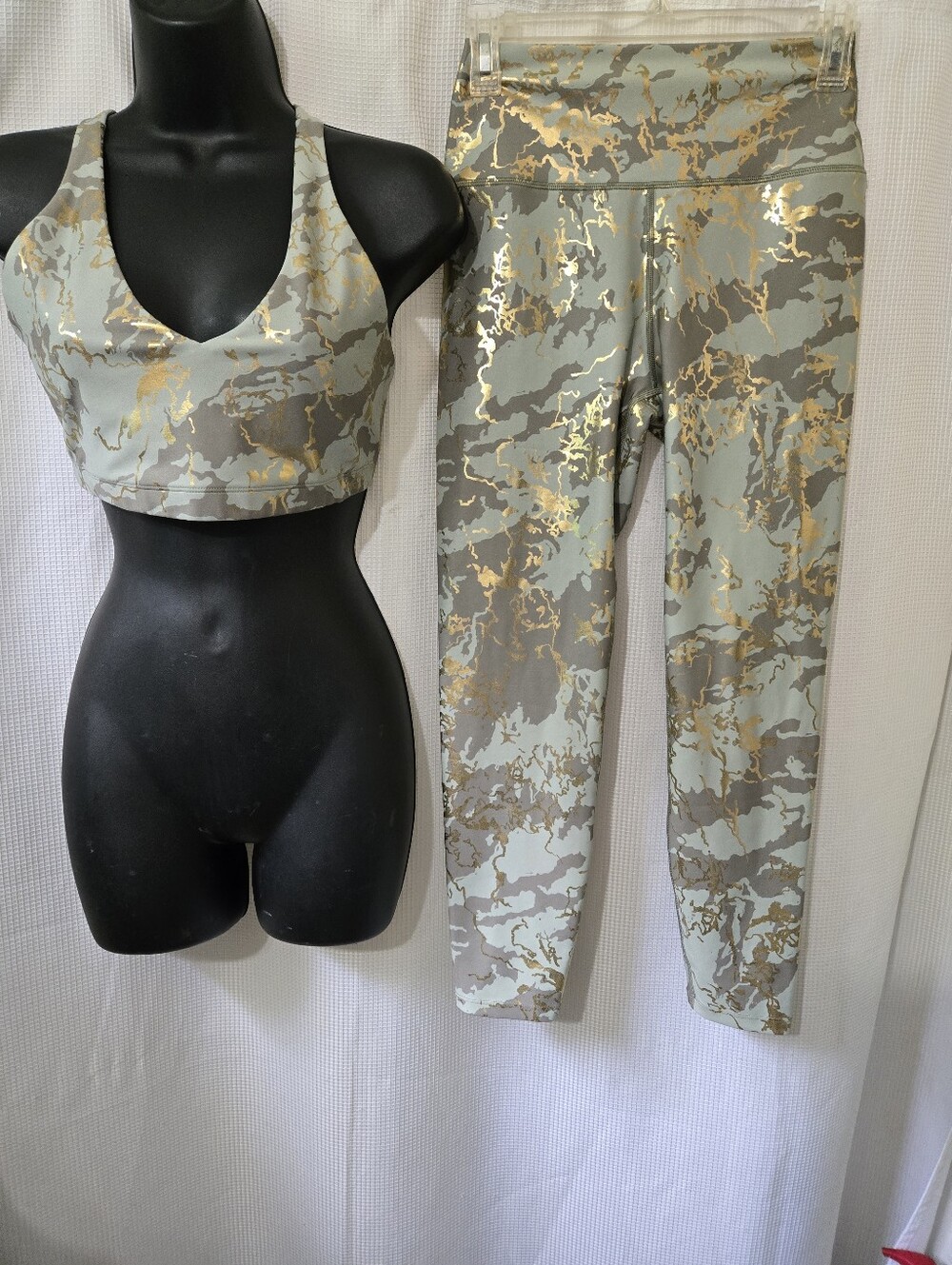 NWOT Carnon38 Women's High-Waist Active Leggings in Sage Marbled with Gold Foil